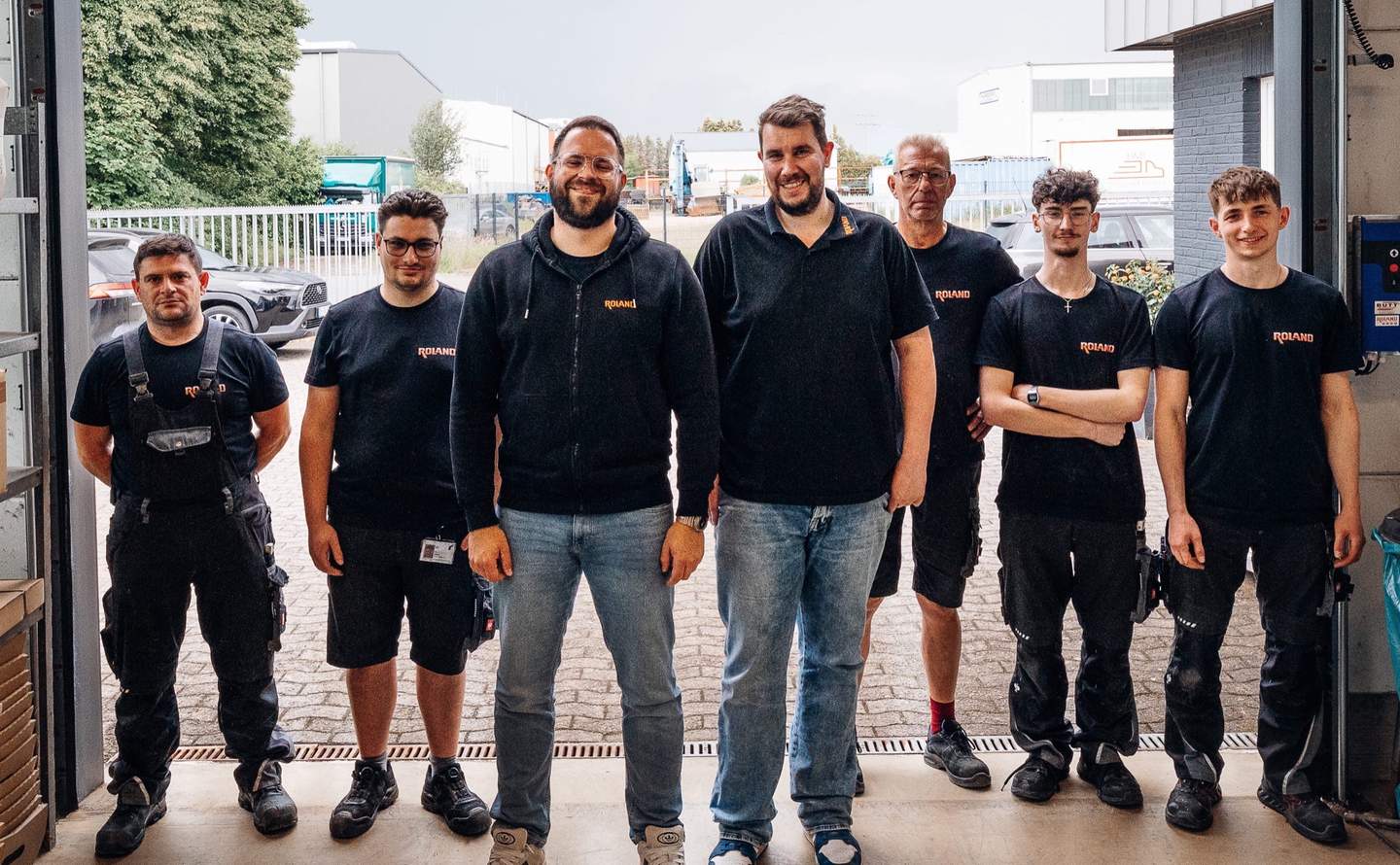 Das ROLAND-Team vor dem Betriebsgelände in Weyhe